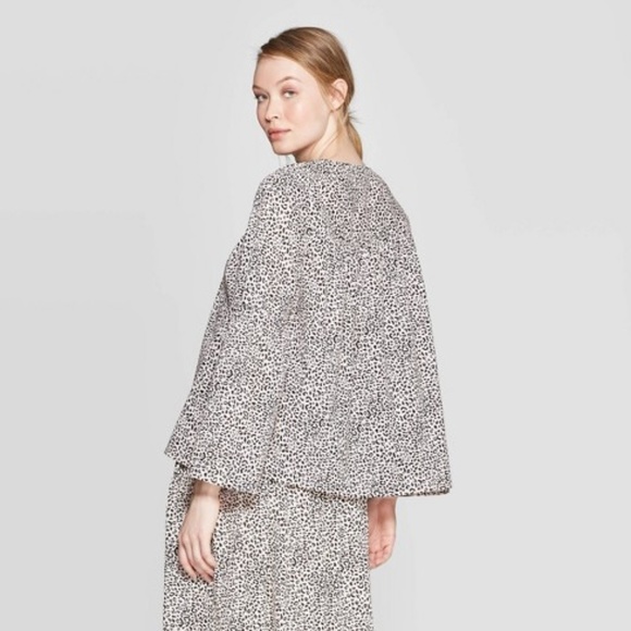 Who What Wear Cheetah Print Bell Sleeve Top Pink - Picture 2 of 6